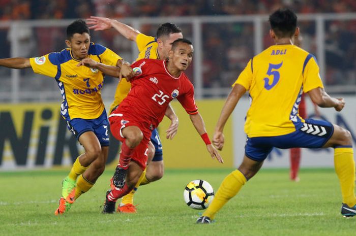 Tiga orang pemain Tampines Rovers harus mengawal pergerakan Riko Simanjuntak 