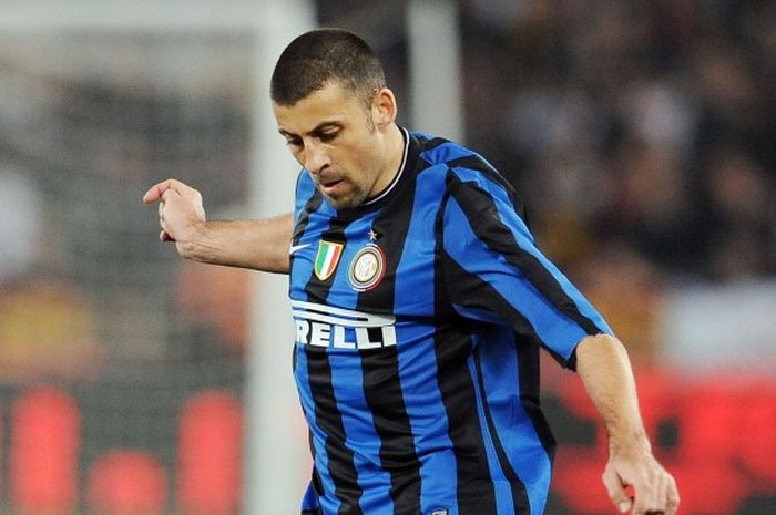 Aksi Walter Samuel dalam laga Serie A antara AS Roma kontra AC Milan di Stadio Olimpico, Roma, Italia, 27 Maret 2010. 