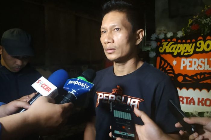 Kapten Persija Jakarta, Ismed Sofyan menjawab pertanyaan wartawan di kantor Persija, Rabu (28/11/2018).