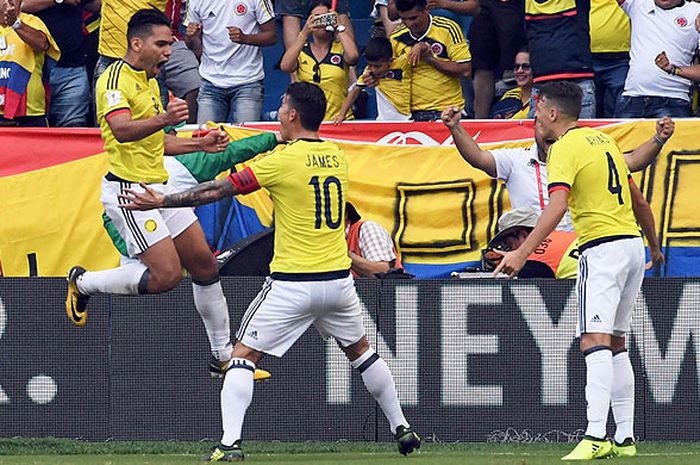 Striker Kolombia, Radamel Falcao (kiri), merayakan gol bersama rekan setimnya, James Rodriguez, dan Santiago Arias, seusai menjebol gawang Brasil dalam laga kualifikasi Piala Dunia 2018 di Barranquilla, Kolombia, pada 5 September 2017.