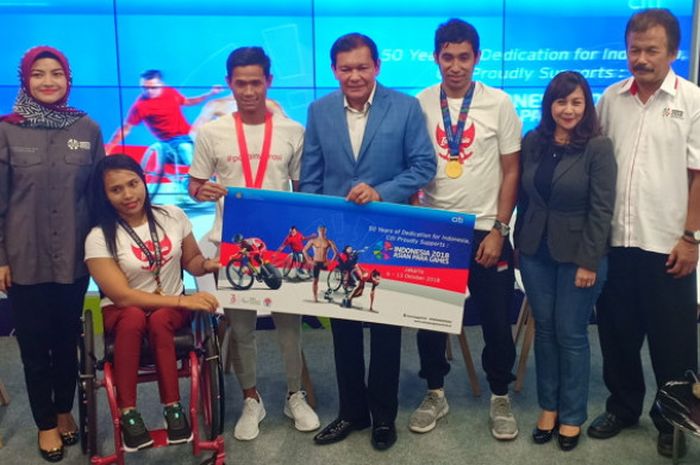 CEO Citi Indonesia, Barata Sianturi (tengah), bersama para atlet difabel Indonesia, Ni Nengah Widiasih (kedua dari kiri), Jendi Pangabean (ketiga dari kiri), dan David Michael Jacobs (ketiga dari kanan), dalam peresmian sebagai sponsor resmi Asian Para Games 2018 di Citibank Tower SCBD, Jakarta Selatan, pada Selasa (18/9/2018).