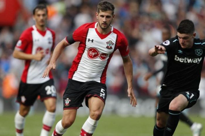  Bek Southampton, Jack Stephens (kiri), mengontrol bola dalam partai Liga Inggris melawan West Ham United di St. Mary's Stadium, 19 Agustus 2017. 