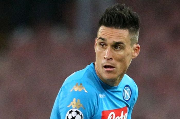 Gelandang Spajnyol, Jose Maria Callejon, beraksi membela klub Serie A Italia, Napoli, di ajang Liga Champions melawan  SL Benfica (28/9/2016).