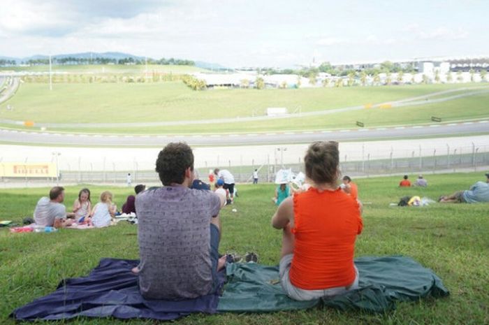 Penonton menyaksikan sesi latihan Formula 1 Malaysia di Sirkuit Sepang, Minggu (30/9/2017).