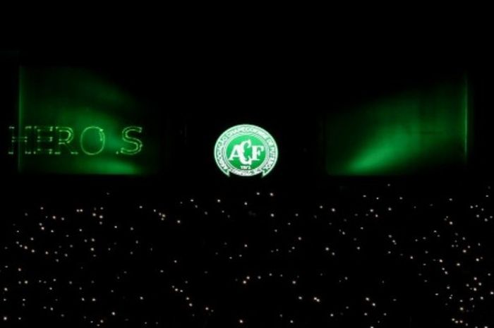 Para suporter Chapecoense memadatai Stadion Arena Conda di Chapeco, Brasil pada 30 November 2016, untuk memberi tribut kepada para korban yang tewas, termasuk para pemain, dalam kecelakaan pesawat di Kolombia.