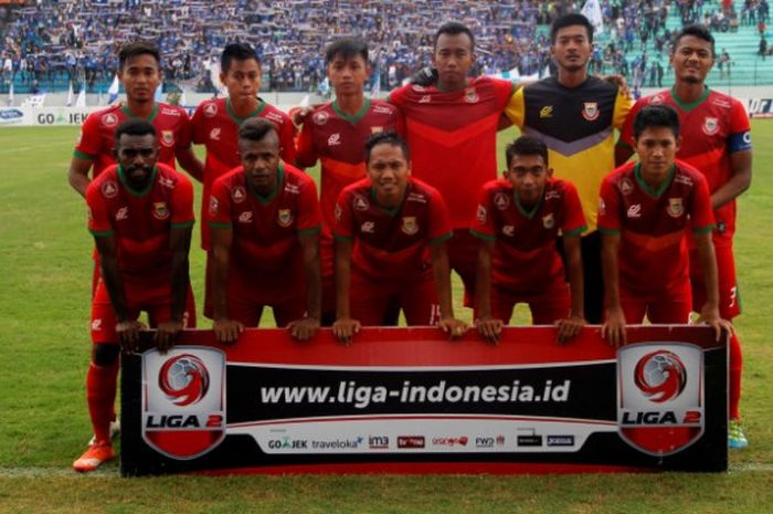 Pose para pemain Persibat Batang pada laga Liga 2 musim 2017. 