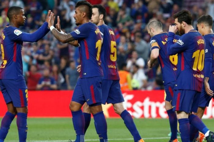 Gelandang Barcelona, Paulinho (kedua dari kiri) merayakan gol bareng rekan setim dalam partai Liga Spanyol di Camp Nou, Barcelona, 9 Mei 2018.