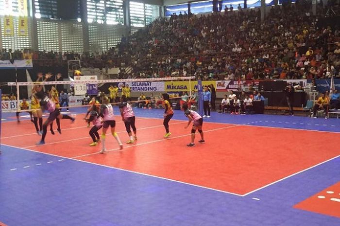 Tim bola voli Jakarta PGN Popsivo Polwan (kanan) melawan Jakarta Elektrik PLN pada putaran kedua final four Proliga 2018 di GOR Sritex Arena, Solo, Sabtu (7/4/2018).