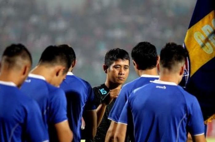 Asisten pelatih Arema, Joko Susilo, memberikan pengarahan sebelum timnya bertanding kontra Madura United  di Stadion Gelora Bangkalan, Jumat (6/5/2016).