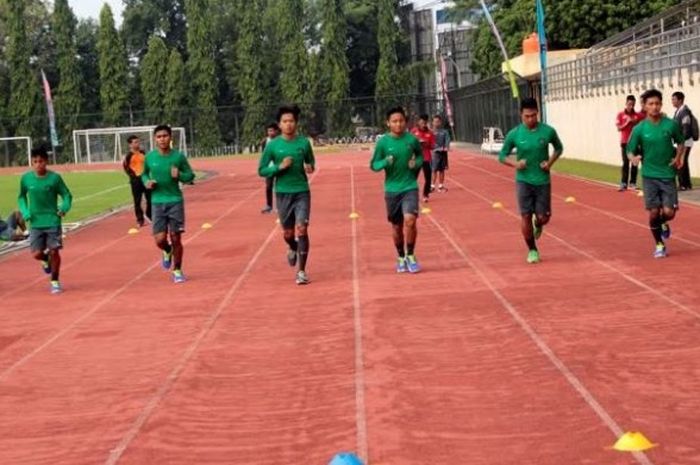 Para pemain timnas U-19 Indonesia menjalani tes fisik di lapangan UNY, Yogyakarta pada Kamis (1/9/2016). 