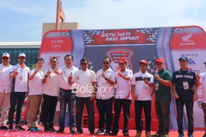 Beberapa petinggi Astra Honda Motor dan perwakilan pendukung acara berpose bersama usai melakukan prosesi pembukaan Honda Dream Cup 2018 Seri Surabaya, Minggu (16/9/2018).