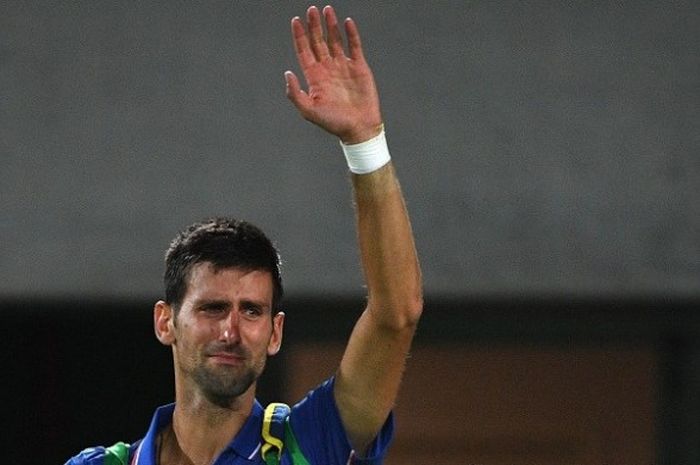 Petenis nomor satu dunia, Novak Djokovic (Serbia), melambaikan tangan sambil menangis setelah kalah dari Juan Martin del Potro (Argentina) 6-7(4), 6-7(2) pada laga babak pertama Olimpiade 2016 di Olympic Tennis Center, Minggu (7/8/2016) waktu setempat.