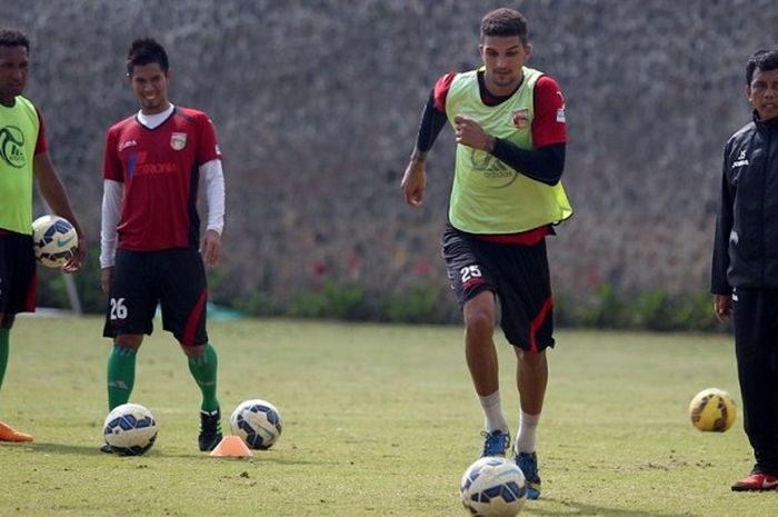 Para pemain Mitra Kukar berlatih di Batu, Malang, Jumat (22/1/2016), sebagai persiapan menghadapi Semen Padang pada laga final Piala Jenderal Sudirman yang akan berlangsung di Stadion Utama Gelora Bung Karno, Senayan, Jakarta, Minggu (24/1/2016).