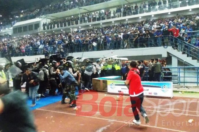 Suasana kerusuhan yang terjadi di pinggir lapangan pada laga Persib vs Persija di Stadion Gelora Bandung Lautan Api, Bandung, pada ajang Liga 1, Sabtu (22/7/2017)