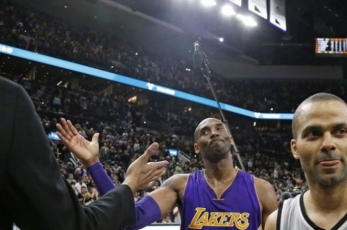 Pebasket Los Angeles Lakers, Kobe Bryant sedang bersalaman dengan pemain San Antonio Spurs, Tim Duncan (kiri) dan didampingi Tony Parker (kanan) saat bertandang ke markas Spurs, dalam lanjutan kompetisi NBA musim 2015-2016 di AT&T Center, Sabtu (6/2/2016) malam waktu setempat.