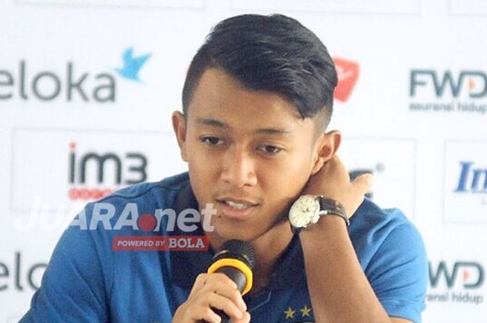 Sayap kanan Persib Bandung, Febri Hariadi, berbicara kepada media dalam sesi konferensi pers di Graha Persib, Jalan Sulanjana, Kota Bandung pada Jumat siang (14/4/2017). Ia menjelaskan bahwa meladeni Arema FC adalah soal mental.