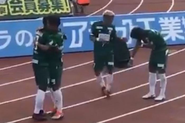 Pemain Gifu, Koya Kazama (kanan), mengalami dislokasi bahu kanan usai berselebrasi di pertandingan melawan JEF United pada 28 Oktober 2018.