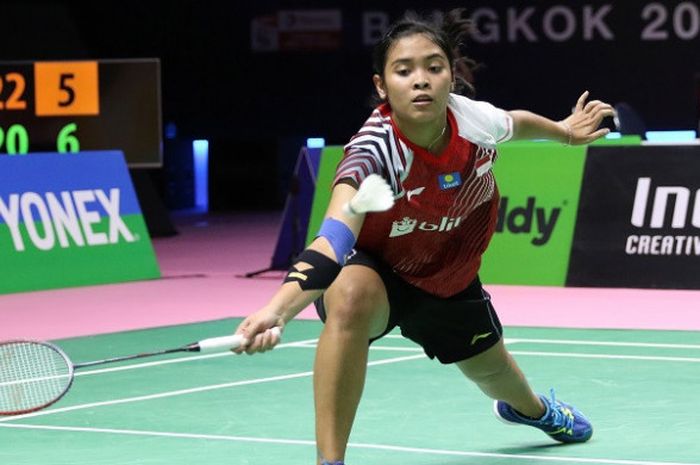 Pebulu tangkis tunggal putri Indonesia, Gregoria Mariska, mengembalikan kok ke arah Goh Jin Wei pada partai ketiga penyisihan Grup D melawan Malaysia di Impact Arena, Bangkok, Thailand, Senin (21/5/2018).