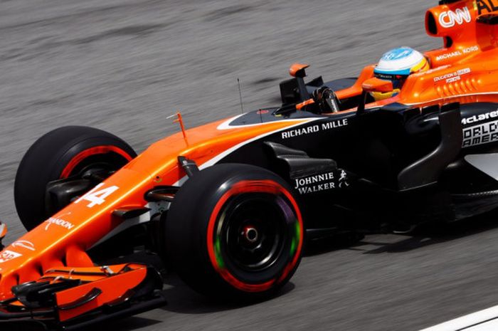 Pebalap McLaren, Fernando Alonso, berhasil meraih catatan waktu terbaik kelima saat tampil di FP2 F1 GP Malaysia yang berlangsung di Sirkuit Sepang, Malaysia (29/9/2017).