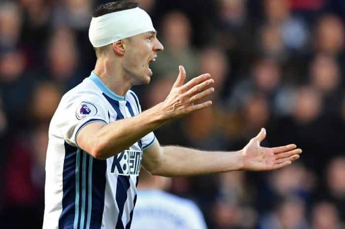 Bek West Brom, Jonny Evans, beraksi pada laga Liga Inggris kontra Crystal Place pada 4 Maret 2017.