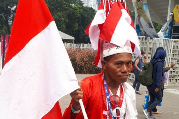  Suporter bulu tangkis Indonesia, Haryanto, berpose di sela penyelenggaraan Indonesia Open 2018 di Istora Senayan, Jakarta, Rabu (4/7/2018). 