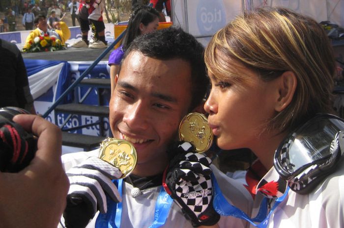 Pebalap sepeda downhill Indonesia, Popo Ario Sejati dan Risa Suseanty, setelah upacara penyerahan medali di Dane Song, Vientiane, Laos, 10 Desember 2009. Popo dan Risa meraih emas di downhill putra dan putri.