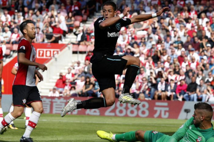 Aksi striker West ham, Javier Hernandez, dalam laga kontra Southampton pada pekan kedua Liga Inggris 2017-2018, Sabtu (18/8/2017).