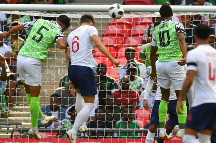Bek tim nasional Inggris, Gary Cahill (tengah, 6), saat melompat dan dan menyundul bola ke gawang Nigeria dalam laga uji coba di Stadion Wembley, London, Inggris, pada Sabtu (2/6/2018).