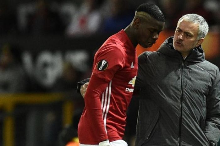 Jose Mourinho berbicara dengan Paul Pogba dalam partai Liga Europa antara Manchester United lawan FC Rostov di Stadion Old Trafford, Manchester, 16 Maret 2017.