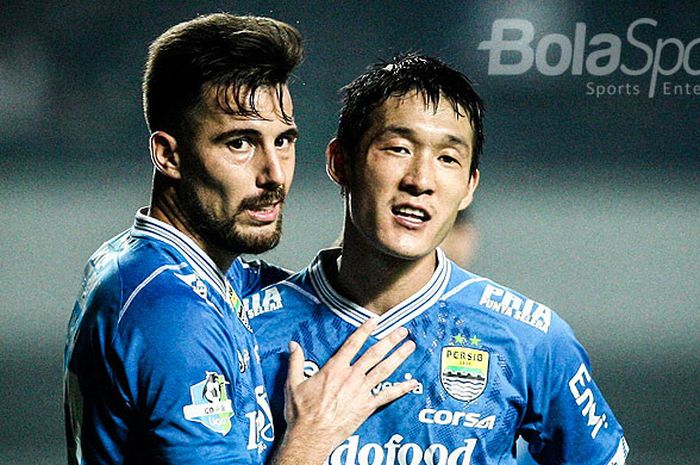   Pemain Persib Bandung, Jonathan Bauman (kiri) dan Oh In-kyun, saat tampil melawan PSM Makassar pada pekan kesepuluh Liga 1 2018 di Stadion GBLA, Bandung, Rabu(23/05/18).  