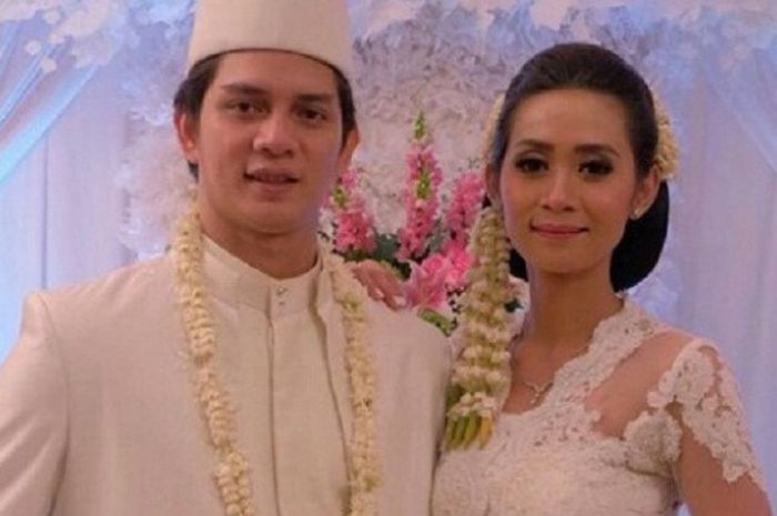 Andrei Adistia (kiri) dan Maria Febe Kusumastuti melangsungkan pernikahan di Jakarta pada Jumat (27/10/2017).