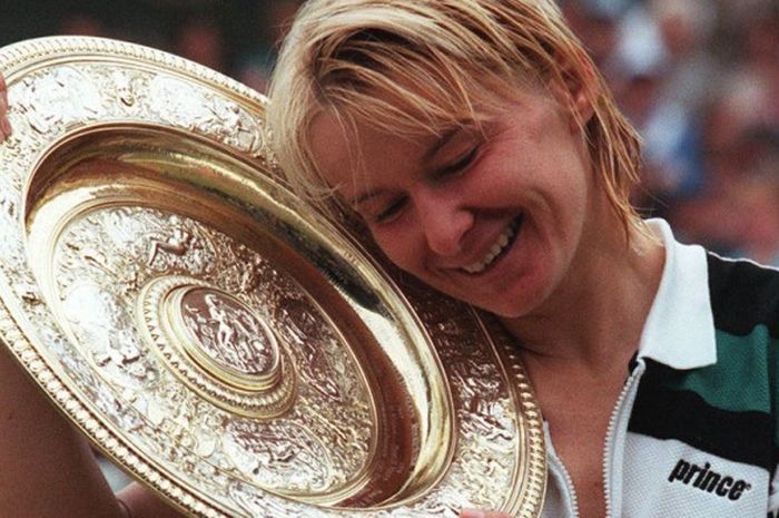 Petenis tunggal putri asal Republik Ceska, Jana Novotna, melakukan selebrasi bersama trofi Wimbledon yang diraihnya seusai mengalahkan Nathalie Tauziat (Prancis) pada laga final, 4 Juli 1998.