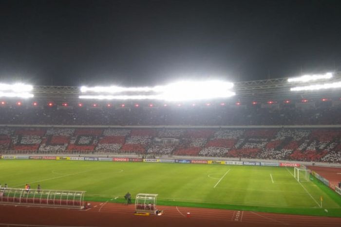   Suporter Persija Jakarta, The Jakmania menampilkan aksi koreografi di Stadion Utama Gelora Bung Karno (SUGBK), Selasa (15/5/2018).  