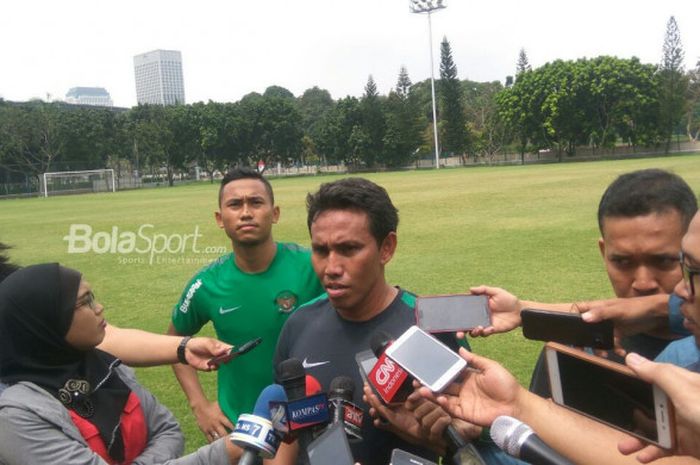 Asisten pelatih timnas U-23 Indonesia, Bima Sakti, menjawab pertanyaan wartawan di Lapangan ABC, Senayan, Jakarta, Sabtu (17/3/2018)