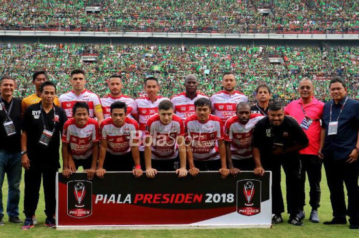 Para pemain dan staff Madura United berpose bersama jelang laga Piala Presiden 2018.
