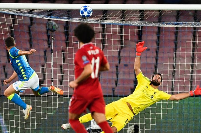 Penyerang Napoli, Lorenzo Insigne, mencetak gol ke gawang Liverpool pada laga babak penyisihan Grup C Liga Champions di Stadion San Paolo, Rabu (3/10/2018) waktu setempat atau Kamis dini hari WIB.