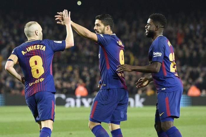 Striker FC Barcelona, Luis Suarez (tengah), merayakan golnya bersama Samuel Umtiti (kanan) dan Andres Iniesta dalam laga leg kedua perempat final Copa del Rey kontra Espanyol di Stadion Camp Nou, Barcelona, pada 25 Januari 2018.