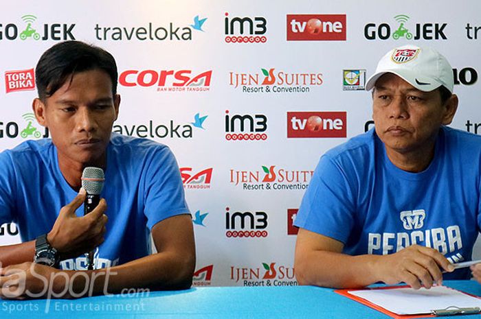 Pelatih Persiba Balikpapan, Haryadi dan Yudi Khorudin, berbicara kepada media saat konfrensi pers di Kantor Arema FC Malang, Jawa Timur (17/08/2017) Kamis siang, menjelang laga lanjutan Liga 1 melawan Arema FC.