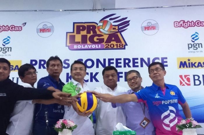 Perwakilan tim peserta bola voli putri pada Proliga 2018 berpose pada konferensi pers di Sekretariat PP PBVSI, Jakarta, Rabu (10/1/2018).