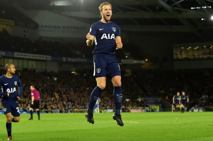 Striker Tottenham Hotspur, Harry Kane, merayakan gol yang dicetak ke gawang Brighton & Hove Albion dalam laga Liga Inggris di Stadion Amex, Brighton pada 17 April 2018.