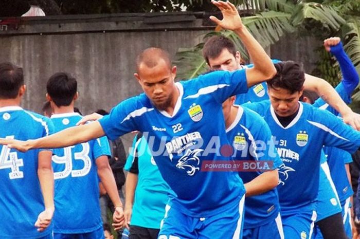 Bek sayap Persib Bandung, Supardi Nasir, saat menjalani sesi latihan tim.