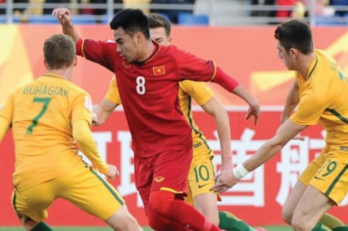 Pemain timnas U-23 Vietnam dan Australia berduel dalam laga Piala Asia U-23 2018 di Stadion Kunshan, Minggu (14/1/2018).