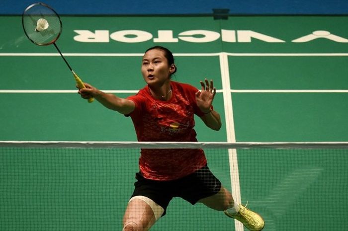 Pebulu tangkis tunggal putri China, Wang Yihan, berupaya mengembalikan kok saat menghadapi Carolina Marin (Spanyol) pada babak perempat final Malaysia Terbuka 2016 di Malawati Stadium, Shah Alam, Jumat (8/4/2016).