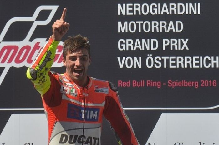 Pebalap Ducati, Andrea Iannone, berpose di podium setelah memenangi GP Austria di Red Bull Ring, Minggu (14/8/2016).