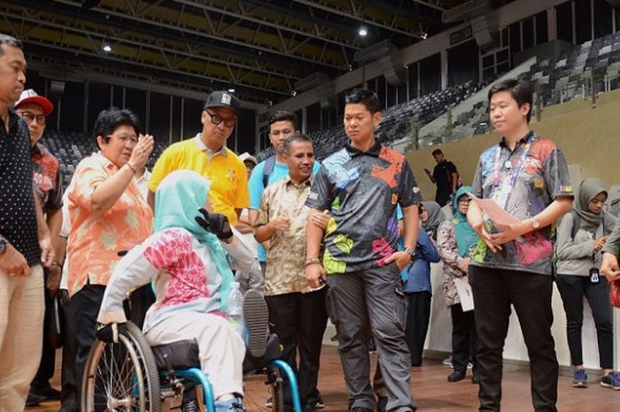 Kabid Umum Para Badminton, Mimi Irawan memberi penjelasan kepada penyandang Disabilitas di Istora GBK, Senayan, Jakarta, Jumat (28/9/2018). 