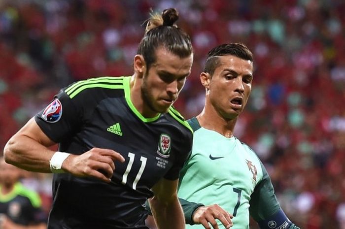 Duel Gareth Bale dan Cristiano Ronaldo dalam semifinal Euro 2016 antara Portugal vs Wales di Stadion Parc Olympique Lyonnais , Lyon, 6 Juli  2016.