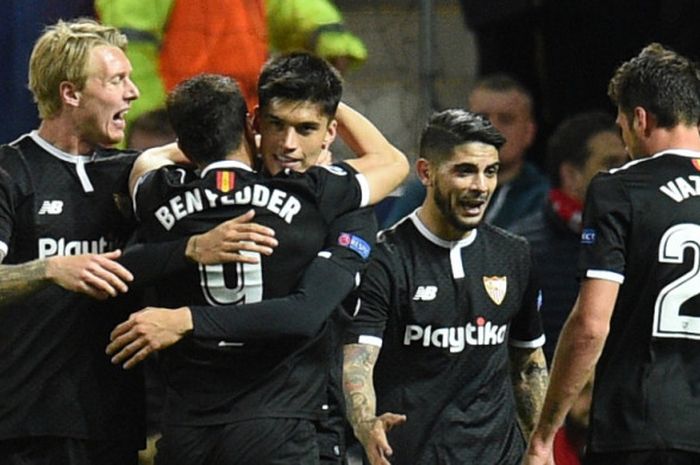 Wissam Ben Yedder merayakan gol bersama rekannya setelah menjebol gawang Manchester United dalam partai Liga Champions di Old Trafford, 13 Maret 2018.