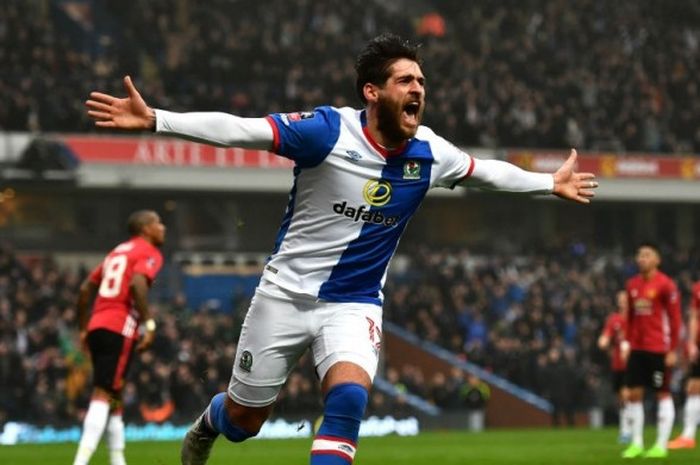 Striker Blackburn Rovers, Daniel Graham, mencetak gol untuk timnya ketika menjamu Manchester United pada Babak V Piala FA di Stadion Ewood Park, Blackburn, 19 Februari 2017.