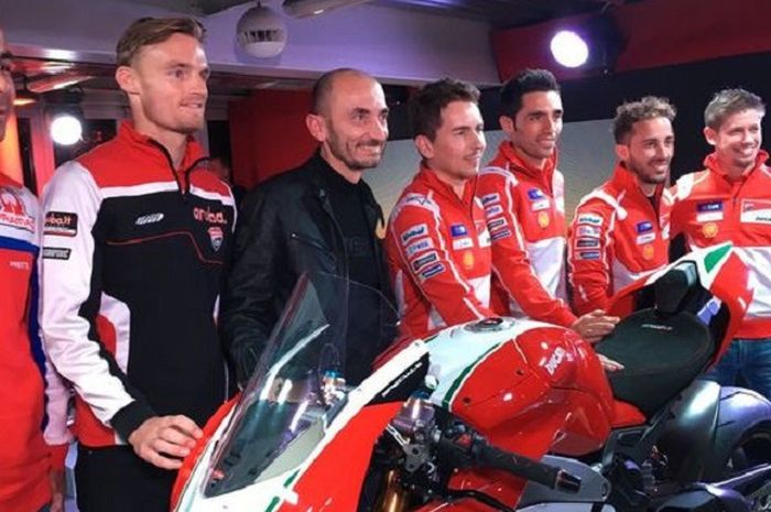  Para pebalap di bawah naungan Ducati Corse saat EICMA 2017. 