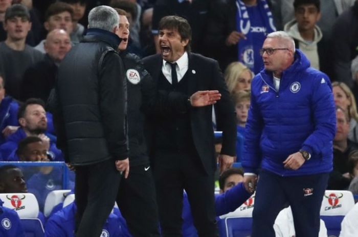 Manajer Chelsea, Antonio Conte (kedua dari kanan), beradu mulut dengan manajer Manchester United, Jose Mourinho (kiri), dalam pertandingan perempat final Piala FA 2016-2017 di Stamford Bridge, London, Inggris, pada 13 Maret 2017.